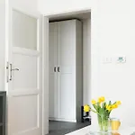 Apartmán Cozy One-bedroom By Flora Metro Station