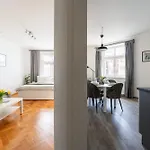 Cozy One-bedroom By Flora Metro Station Apartmán *