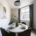 Cozy One-bedroom By Flora Metro Station Apartmán