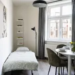 Cozy One-bedroom By Flora Metro Station Praha