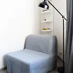 Cozy One-bedroom By Flora Metro Station Apartmán *