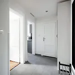 Cozy One-bedroom By Flora Metro Station * プラハ