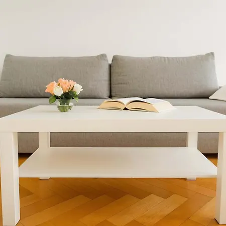公寓 Cozy One-bedroom By Flora Metro Station 布拉格