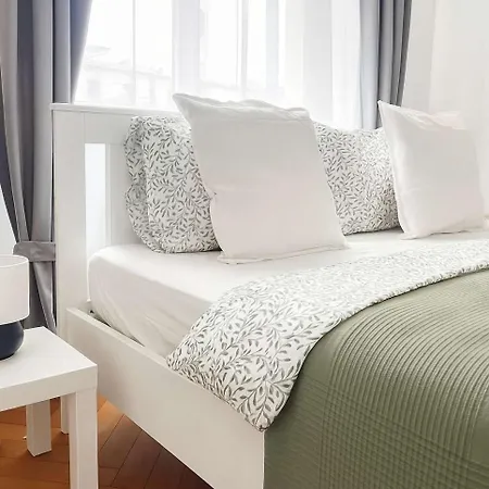 Cozy One-bedroom By Flora Metro Station