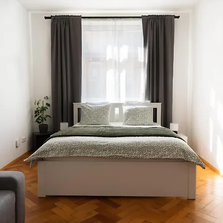 Cozy One-bedroom By Flora Metro Station