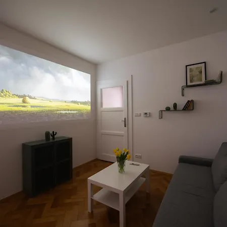 Cozy One-bedroom By Flora Metro Station Apartmán