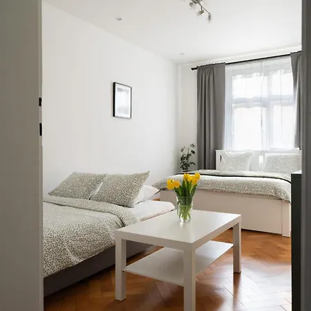 Cozy One-bedroom By Flora Metro Station شقة براغ