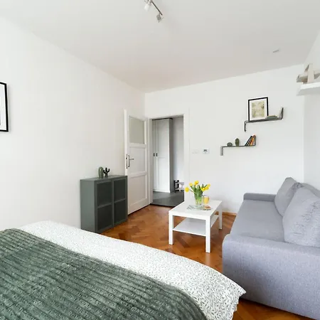 Cozy One-bedroom By Flora Metro Station Praha
