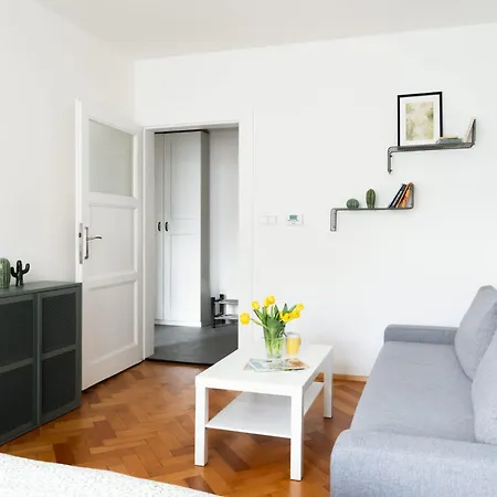 Cozy One-bedroom By Flora Metro Station شقة