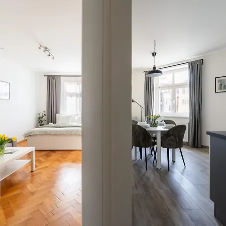 Cozy One-bedroom By Flora Metro Station شقة *