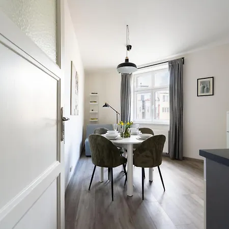 Cozy One-bedroom By Flora Metro Station شقة براغ