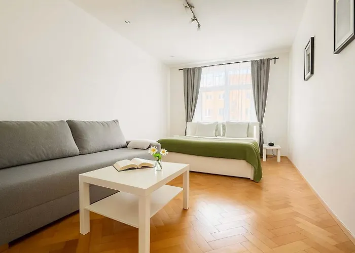 Cozy One-bedroom By Flora Metro Station アパート