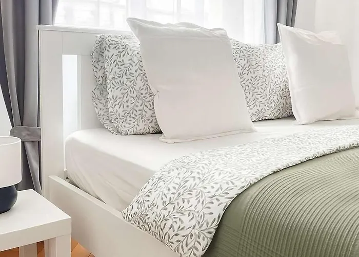 Cozy One-bedroom By Flora Metro Station