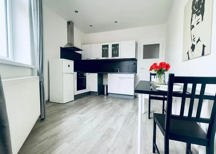 Cozy One-bedroom By Flora Metro Station *