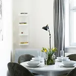 Cozy One-bedroom By Flora Metro Station Praga