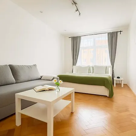 Cozy One-bedroom By Flora Metro Station Daire