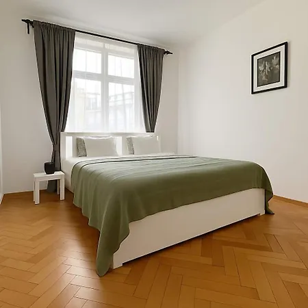 Cozy One-bedroom By Flora Metro Station Daire *