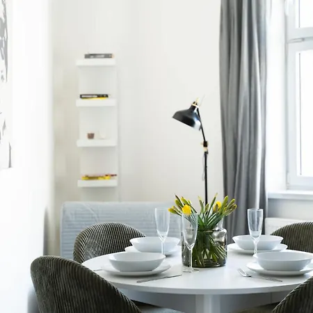 Cozy One-bedroom By Flora Metro Station Praga
