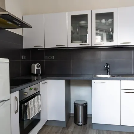 Appartamento Cozy One-bedroom By Flora Metro Station Praga