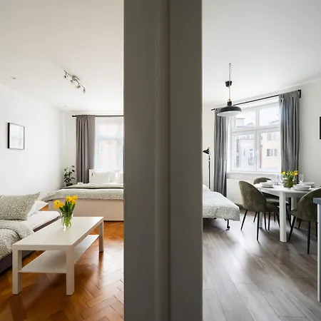Cozy One-bedroom By Flora Metro Station