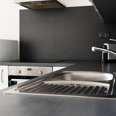 Cozy One-bedroom By Flora Metro Station Apartamento Praga