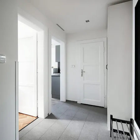 Cozy One-bedroom By Flora Metro Station * Praga