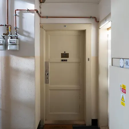 Cozy One-bedroom By Flora Metro Station Praga
