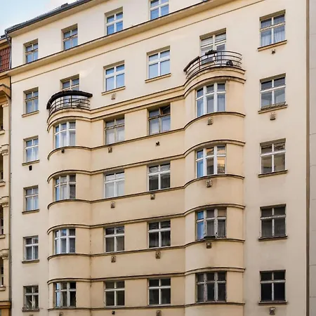 Cozy One-bedroom By Flora Metro Station Apartamento Praga